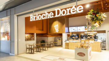 Brioche Doree outside