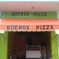 GŰeros Pizza outside