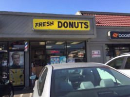 Fresh Donuts outside