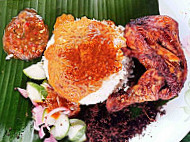 Ayie Nasi Kukus Ayam Daro Berempah food