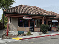 Tan's Donuts outside