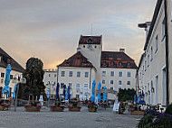 Braeustueberl Schloss outside