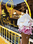 Giallo Gelateria Artigianale inside