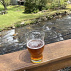 Bearwaters Brewing Company: Creekside food