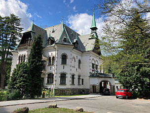 Riedel Manor