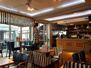 N.o.a. Cafe Yacht Club