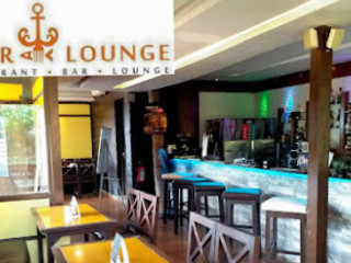 River Lounge, Restaurant With Bar