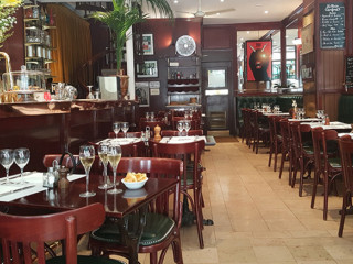 Le Bouledogue Restaurant Cafe & Brasserie