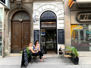 Un Petit Cafe