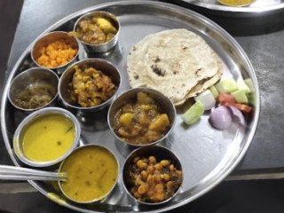 Shri Gayatri Marwadi Thali