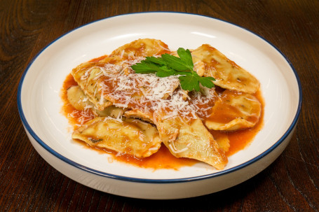 Fresh ravioli pumpkin w/tomato basil sauce