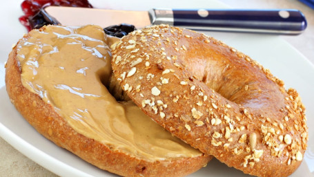 Einfacher Bagel Mit Erdnussbutter