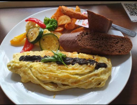 Hēi Sōng Lù Chǎo Zhì Guā Mó Gū Dàn Juǎn Dàn Nǎi Sù Omelet With Ruffles Mushrooms And Stir-Fried Zuccini