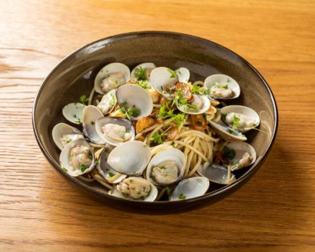 Là Wèi Bái Jiǔ Há Lì Yì Dà Lì Miàn Spaghetti With Clams, Chili And Garlic