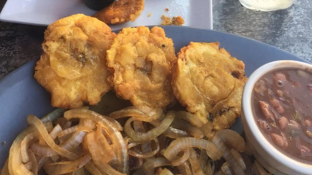 Camarones Al Ajillo Con Tostones