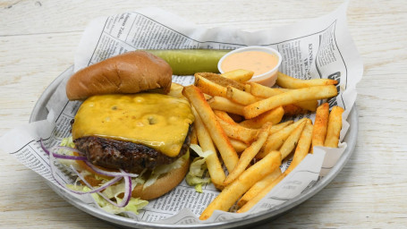 1/2 Pfund. All-American Cheeseburger