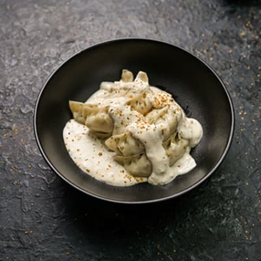 In Der Pfanne Gebratener Momo Mit Maiskäse In Geschmolzener Käsesoße