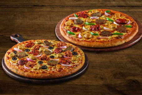 Zwei Beladene Mittelgroße Pizza-Kombinationen Ohne Gemüse.