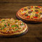 Zwei Klassische, Nicht-Vegetarische, Mittelgroße Pizza-Kombinationen.