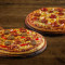 Zwei Spezielle Mittelgroße Pizza-Kombinationen Ohne Gemüse.