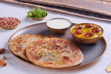 Singhada Aloo Paratha (2 Stück) Mit Malai Kofta Curry Mini Thali