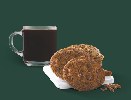 Großer Americano Mit Double Chocolate Chip Cookie