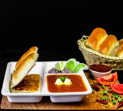 Kolhapuri Pav Bhaji (Bit Spicy)