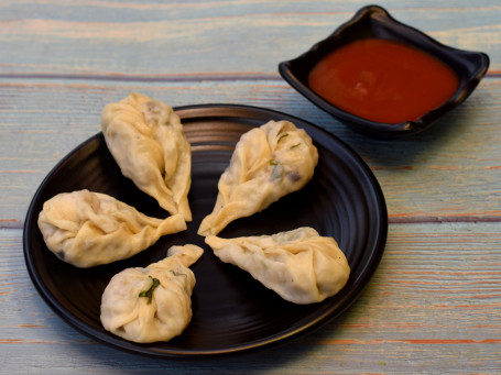Chicken Momos With Spicy Sweet And Sour Chatney