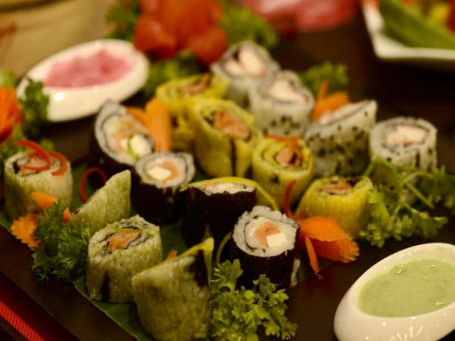 Non Veg Sushi Roll Platter (16 Pcs)