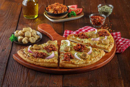 Kheema Sausage Cheese Burst Semizza [Halbe Pizza]