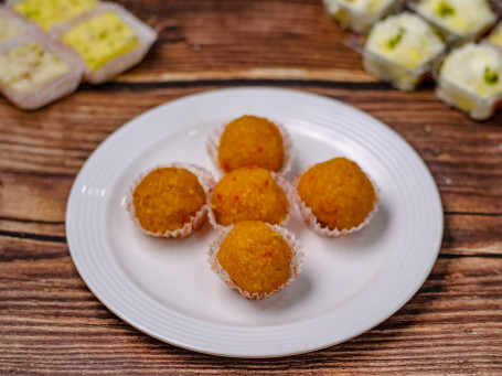 Desi Ghee Ladoo (4 Pcs)