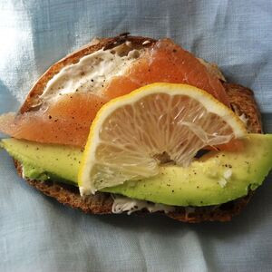 Lachs-Avocado-Rolle