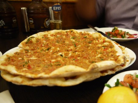 Türkische Pizza Dönerfleisch