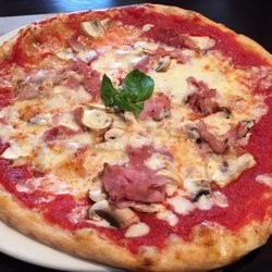 Pizza Mit Salame Und Pilzen