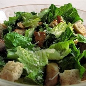 Caesar-Salat mit Hühnchen