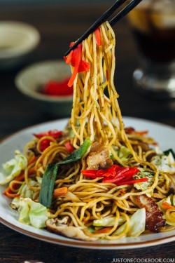 Hähnchen-Yakisoba (501 Kcal)