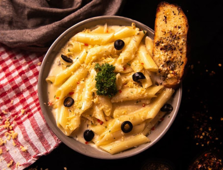 Oh So Cheesy Alfredo Pasta (Veg)