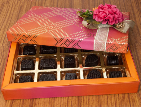 Gift Box With Flavoured Chocolates [18 Pieces]