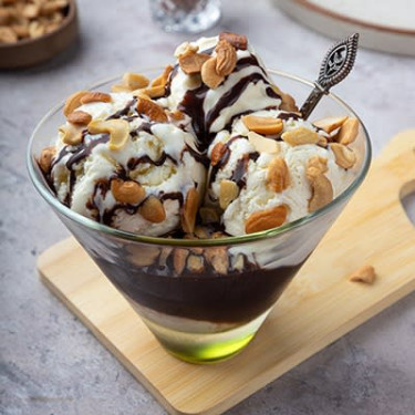 Hot Chocolate Fudge (Jumbo) Sundae