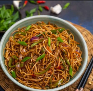 Chilli Garlic Hakka Noodles+Paneer Manchurian