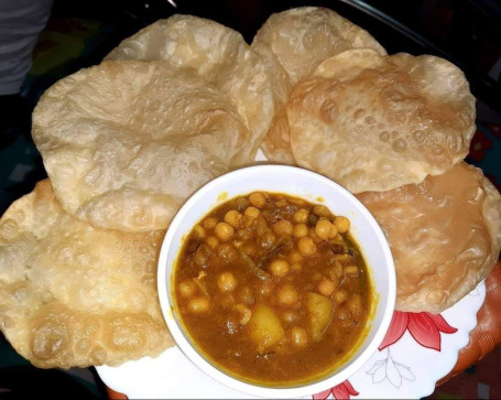 Luchi With Ghugni Matar (4 Pcs)