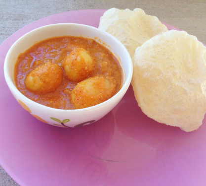 5 Luchi With Aloo Dum