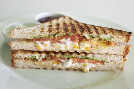 Tomaten-Mais-Mayo-Sandwich