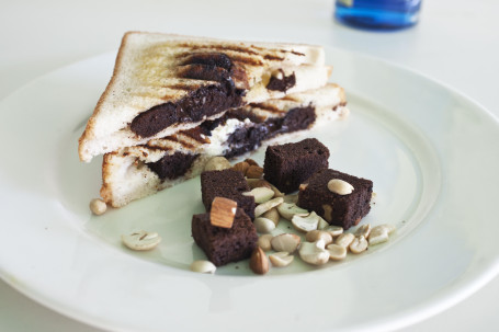 Brownie Chocolate Nuts Grilled Sandwich