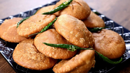 4 Khasta Kachoris With Chutney