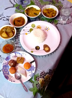 Rice With Chicken Curry (Rice 2 Pcs Chicken Curry Salad Papad) (Mini Thali)