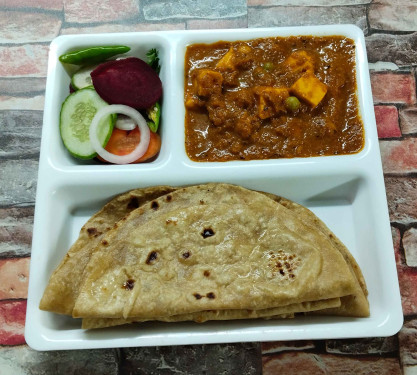 Butter Roti With Matar Paaneer Masala