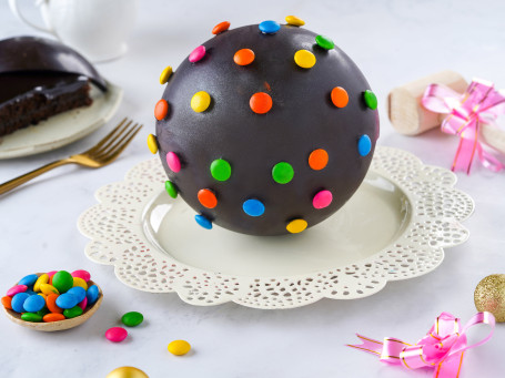 Dunkler Schokoladen-Piñata-Kuchen Mit Runder Kuppel