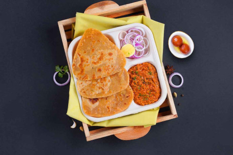 Chicken Kheema, Paratha Lunchbox Mit Gulab Jamun (2 Stück) Combo