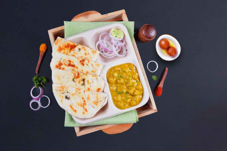 Chole Kulcha Lunchbox Mit Gulab Jamun (2 Stück) Combo